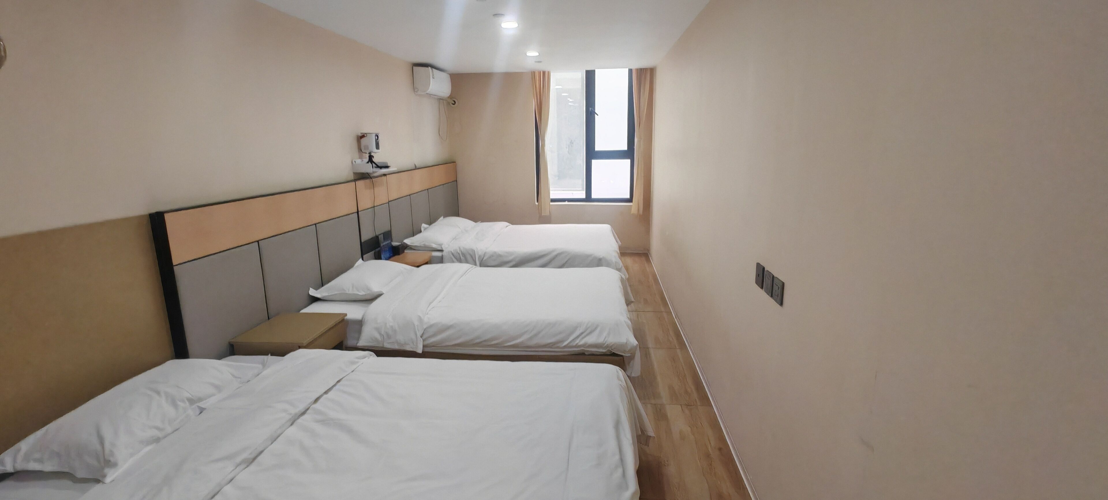 Habitación triple económica, vista al patio