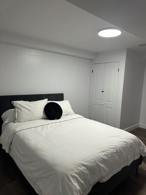 Tabla de planchar con plancha, wifi y ropa de cama