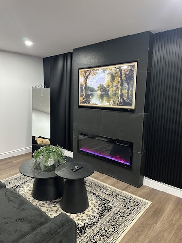 Elegant home 10mins drive to Detroit/Windsor border & 5 mins to Windsor airport.