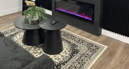 Elegant home 10mins drive to Detroit/Windsor border & 5 mins to Windsor airport.