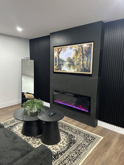 Elegant home 10mins drive to Detroit/Windsor border & 5 mins to Windsor airport.