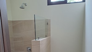 A bathroom with a shower, toilet, and a window. - 2 double rooms in Cancun (Cancún)