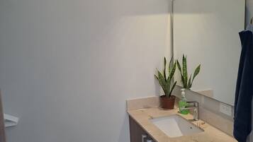 Handdukar, tvål och toalettpapper