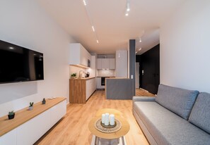 TV - Posnania Chic Apartment with Garden (Poznań)