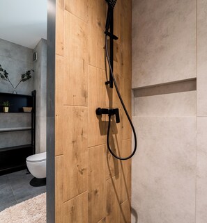 Shower, hair dryer, towels - Posnania Chic Apartment with Garden (Poznań)