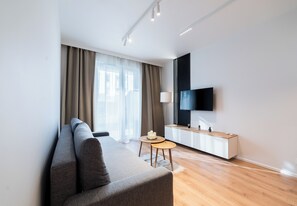 TV - Posnania Chic Apartment with Garden (Poznań)