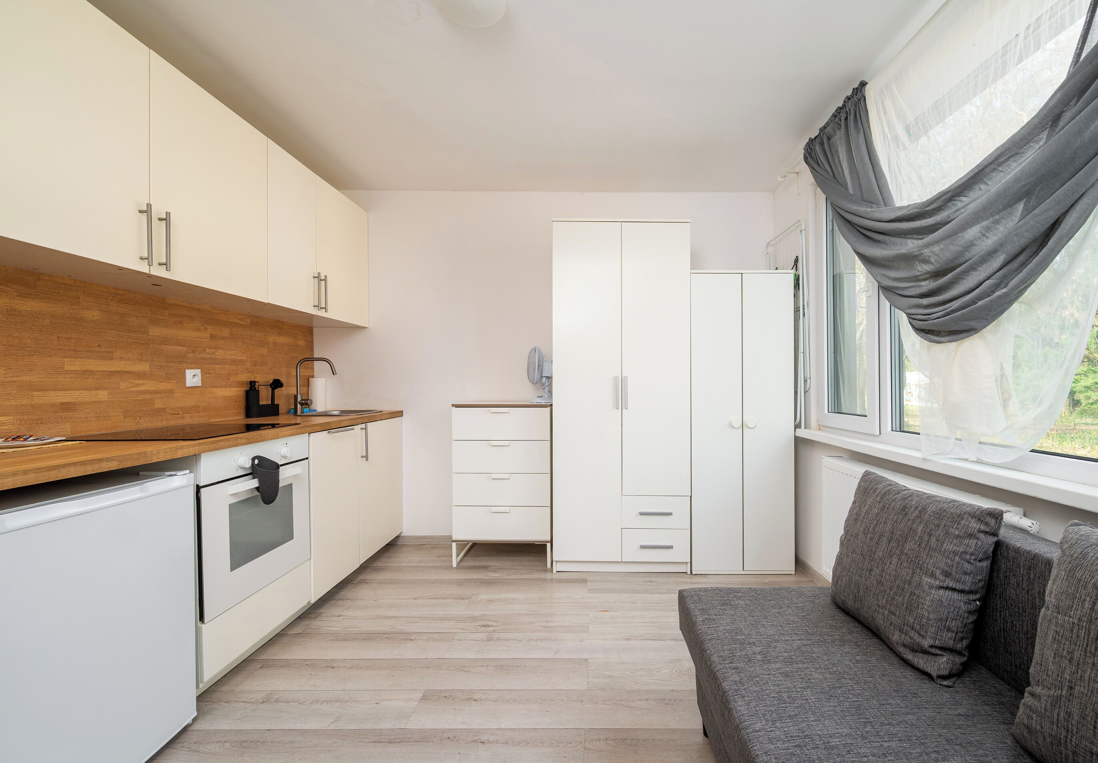 Fridge, oven, stovetop, dishwasher