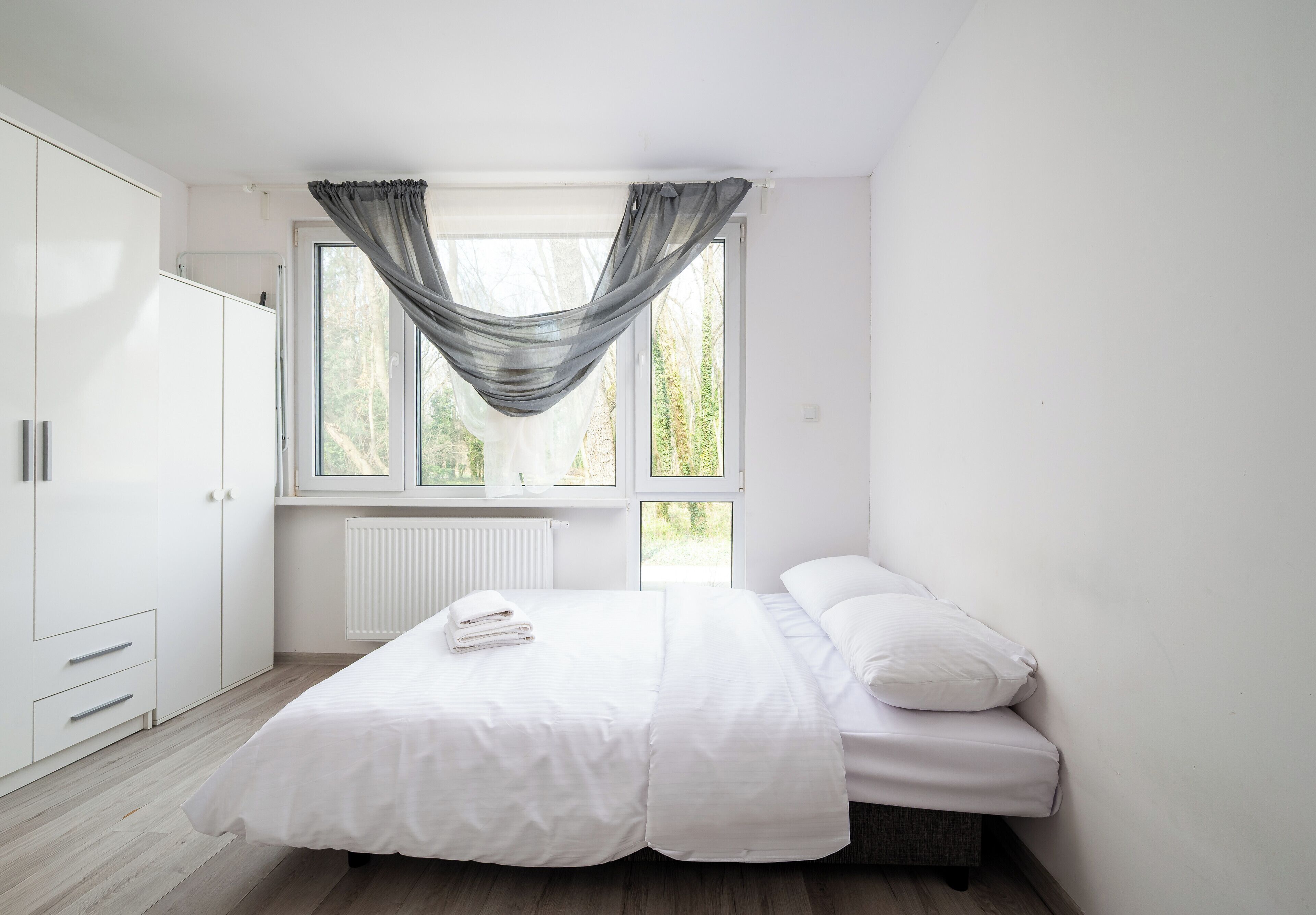 Iron/ironing board, bed sheets