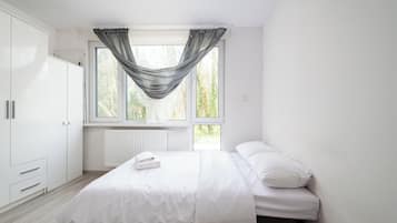 Iron/ironing board, bed sheets