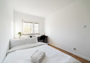Een strijkplank/strijkijzer, wifi, beddengoed