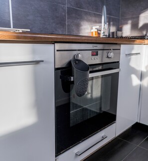 Fridge, microwave, oven, stovetop - Grunwald Płomienna Apartment (Poznań)