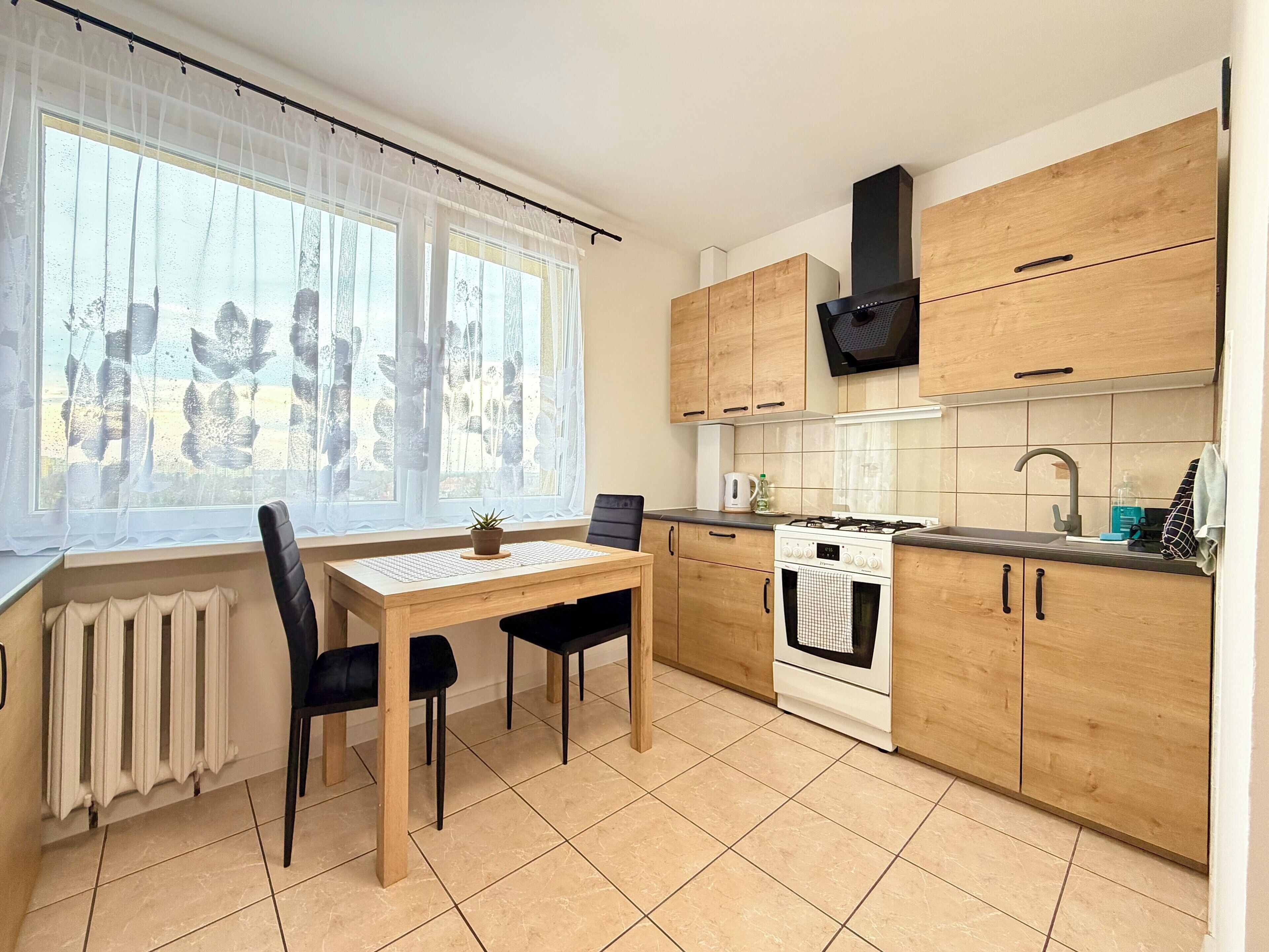 Coffee/tea maker, fridge, oven, stovetop
