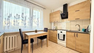 Coffee/tea maker, fridge, oven, stovetop