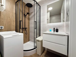 Shower, hair dryer, towels - Bystrzycka Comfort Apartment (Wrocław)