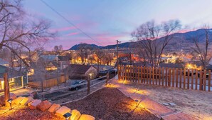 Et boligområde med træhegn, indkørsel og jernbanespår.
