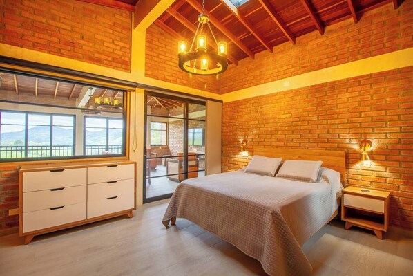 5 bedrooms, iron/ironing board, free WiFi, bed sheets