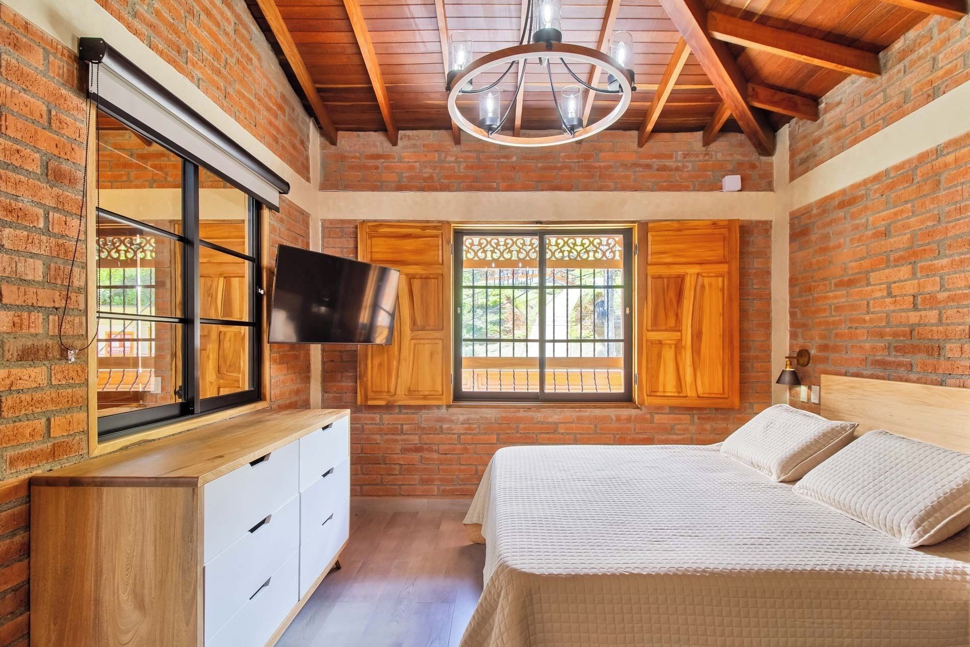 5 bedrooms, iron/ironing board, WiFi (free), bed sheets