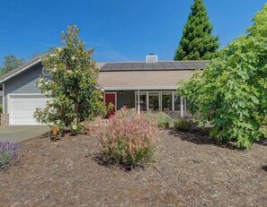 Exterior - Perfect 3-bed house with swimming pool, hot tub, pool table, & cold plunge. (Auburn)