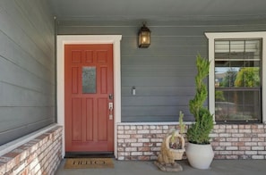 Exterior detail - Perfect 3-bed house with swimming pool, hot tub, pool table, & cold plunge. (Auburn)