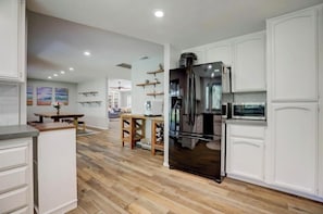 Private kitchen - Perfect 3-bed house with swimming pool, hot tub, pool table, & cold plunge. (Auburn)