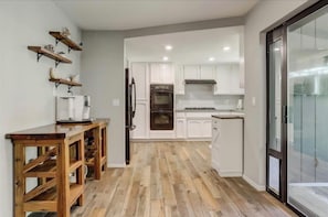 Private kitchen - Perfect 3-bed house with swimming pool, hot tub, pool table, & cold plunge. (Auburn)