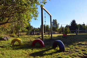 Children’s area - Rümü: Cabin in native forest with view of the volcano. (Pucon)
