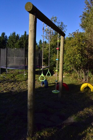 Children’s area - Rümü: Cabin in native forest with view of the volcano. (Pucon)
