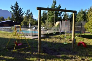 Children’s area - Rümü: Cabin in native forest with view of the volcano. (Pucon)