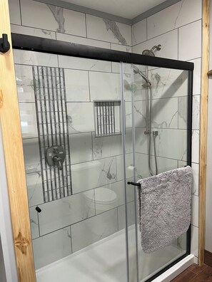 Shower, hair dryer, towels, soap - Cozy Woodland Cabin Living with Loft and Brookside Views (Boscawen)