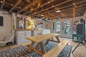 Dining - Hasslin Hound: 4-bedroom Oceanview, Pet Friendly, steps from East Beach, Oak Island, NC. (Oak Island)