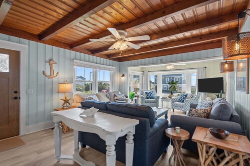 Hasslin Hound: 4-bedroom Oceanview, Pet Friendly, steps from East Beach, Oak Island, NC.