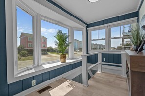 Interior - Hasslin Hound: 4-bedroom Oceanview, Pet Friendly, steps from East Beach, Oak Island, NC. (Oak Island)