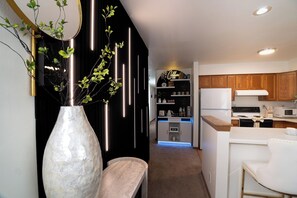 Una cucina moderna con frigorifero bianco, mobili in legno e forno integrato.