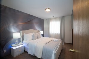 Desk, iron/ironing board, travel crib, free WiFi - Modern 4BR Retreat w/ Workspace + Coffee Bar (Milwaukee)