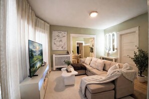 Living area - Workspace + Fireplace + Coffee Bar + Sleeps 12 (Milwaukee)