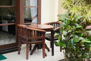 Deluxe-værelse med 2 enkeltsenge - balkon - udsigt til have | Udendørs spisemuligheder