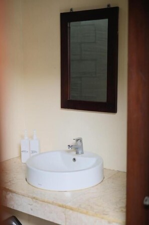 Habitación Deluxe con 2 camas individuales, balcón, vista al jardín | Baño | Secadora de cabello, bidet, toallas, jabón 