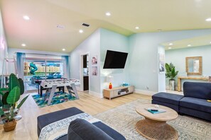 Smart-TV, Kamin, Videospiele, Tischfußball