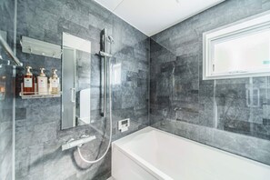 Chalet, patio | Baño