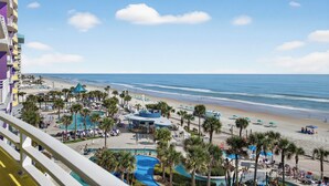 Un resort con piscina, spiaggia e vista sull'oceano.