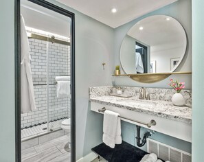 Shower, hair dryer, towels - Palm Springs Maison Blue – Modern Palm Springs Home with Pool, Spa, Fire Pit & Mountain Views (Palm Springs)