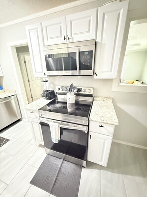 Microwave, oven, dishwasher - Lucina's House (Savannah)