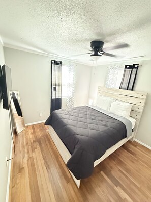 3 bedrooms, iron/ironing board, WiFi, bed sheets - Lucina's House (Savannah)