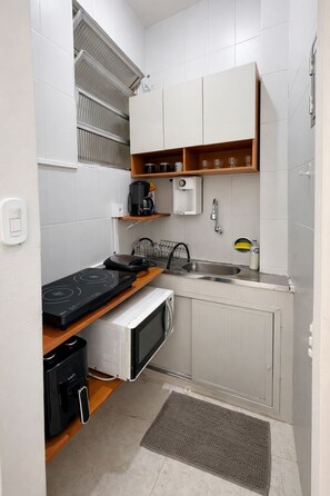 Geladeira, micro-ondas, cooktop, liquidificador