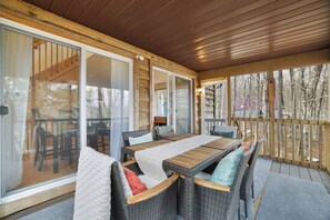 Outdoor dining - Cozy Pocono Cabin w/ Hot Tub, Fire Pit & Game Room (Poconos lake)