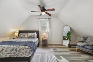 Room - Cozy Pocono Cabin w/ Hot Tub, Fire Pit & Game Room (Poconos lake)