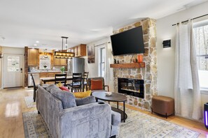 Living area - Cozy Pocono Cabin w/ Hot Tub, Fire Pit & Game Room (Poconos lake)