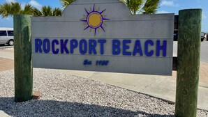 En skylt för Rockport Beach med en solsymbol och årtalet då platsen grundades.