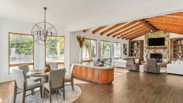 House (6 Bedrooms) | Interior
