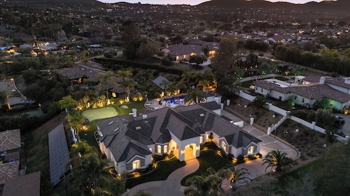 Barrel & Crest by Avantstay Hillside Estate + Resort Pool + Putting Green Near Lake Poway & Golf Sleeps 20